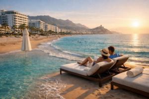 Alanya Strand mit Hotelanlage und türkisfarbenem Meer – Urlaub mit Flug und Hotel günstig buchen